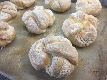 Brötchen auf dem Zauberstein liegend nach dem backen.