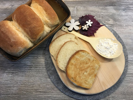 Toastbrot in Scheiben dekoriert auf einer Holzplatte