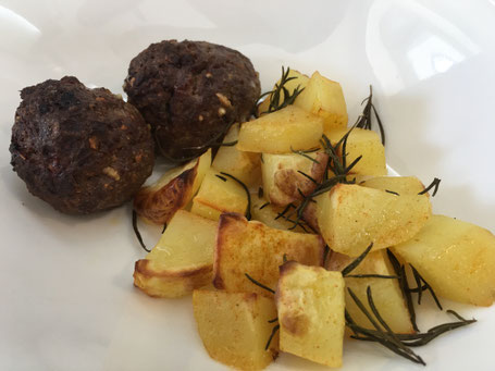 Kartoffeln und Hackbällchen