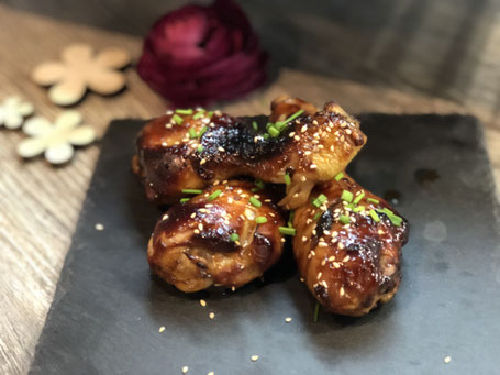 Knusprig gebackenes Hähnchen auf einer Schieferplatte serviert.