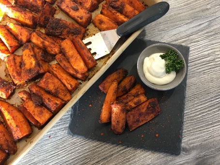 Großer Ofenzauberer von Pampered Chef mit gewürzten Süßkartoffeln belegt und fertig gebacken.