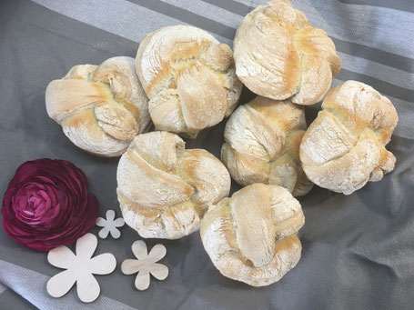 Frisch gebackene Brötchen fertig dekoriert