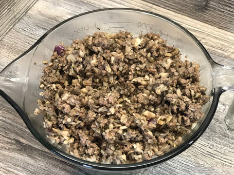 Glasschüssel mit Hack-Champignon-Füllung
