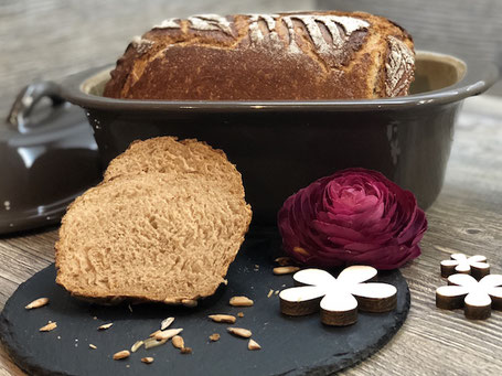 Brotteig und Brotbackform aus Ton in grau