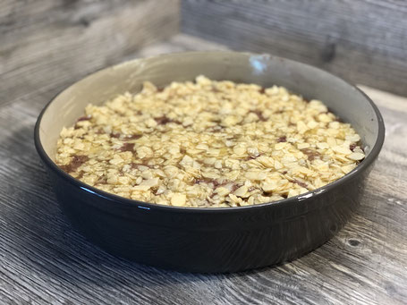 Stoneware rund mit Kuchenteig, Kirschen und Mandeln