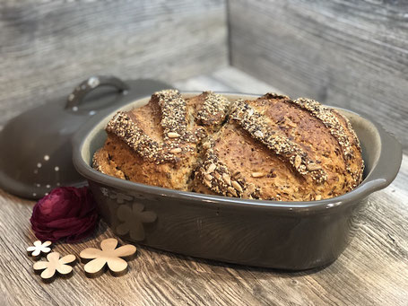 Frisch gebackenes Brot im Ofenmeister