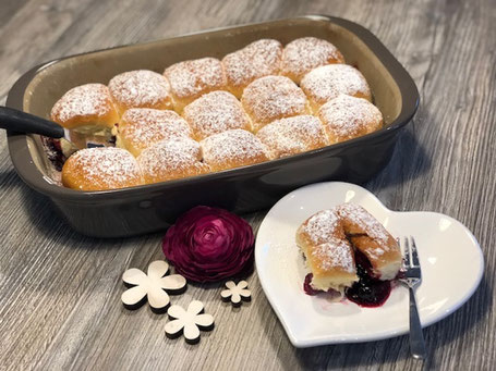 Pampered Chef Ofenhexe mit Buchteln gefüllt und mit einer Blume dekoriert