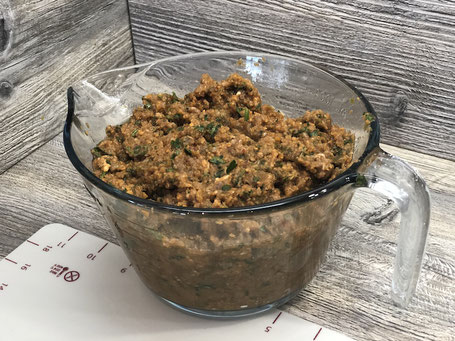 Hackfleisch in Glassschüssel auf Arbeitsplatte