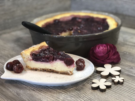 Runde Springform aus Ton in der Farbe grau, Käsekuchen mit Kirschkompott