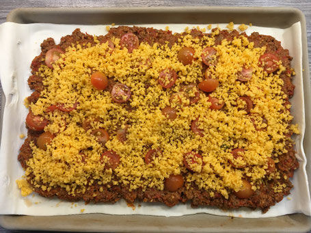 Blätterteigplatte mit Hackfleischmasse und Käse