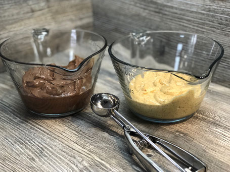 Zweierlei Rührkuchenteige hell und dunkel in Glasschüssel auf Arbeitsplatte