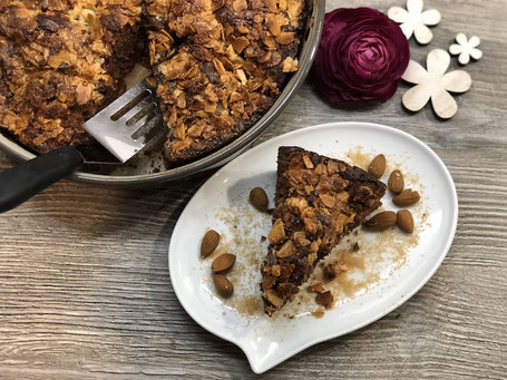 Frisch gebackener Kuchen aus einer Springform aus Ton
