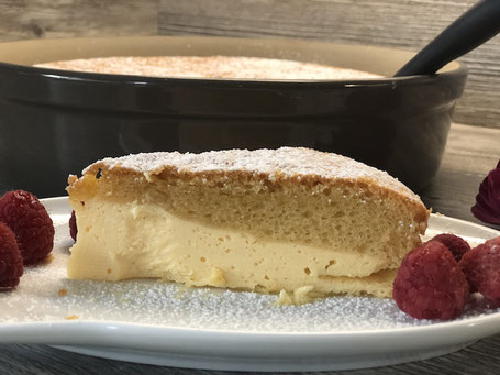 Fertig gebackener Käsekuchen auf Teller angerichtet