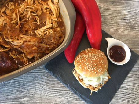 Pulled Chicken fertig gebacken und als Hamburger angerichtet.