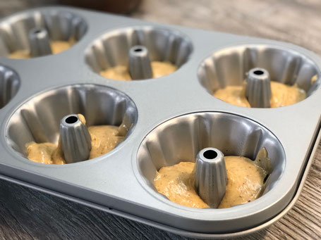 Rührkuchenteig hell in Backform gefüllt