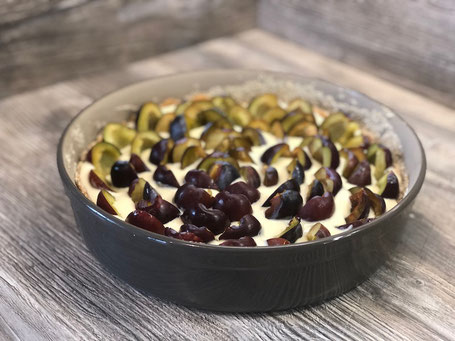 Pampered Chef Stoneware Form mit Mürbeteig und Käsefüllung und Zwetschgen