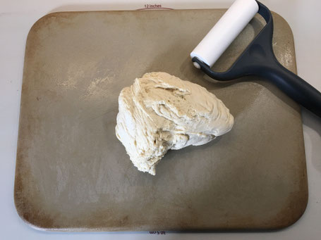 Zauberstein von Pampered Chef mit Pizzateig und Teigroller