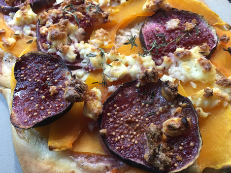 Pizza mit Feige und Feta vom Zauberstein