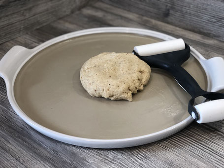Flache Backform der Firma Pampered Chef, rund und weiß