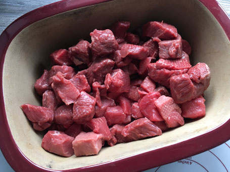 Fleisch im Zaubermeister vor dem schmoren