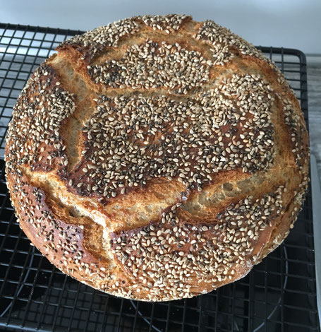 Fertig gebackenes Brot aus dem Zaubermeister
