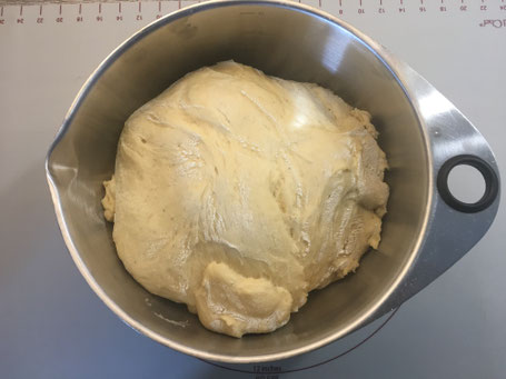 Brioche- Teig in Edelstahlschüssel