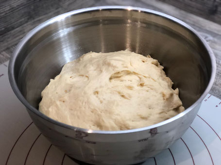 Edelstahlschüssel mit Hefeteig