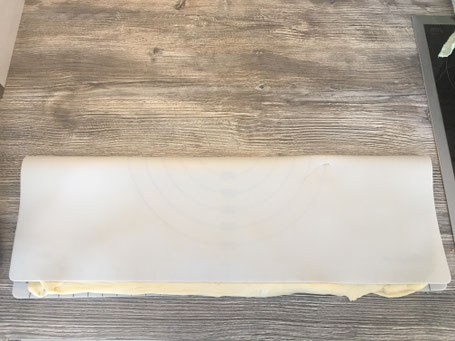 Hefeteig mit Nussfüllung auf Backmatte