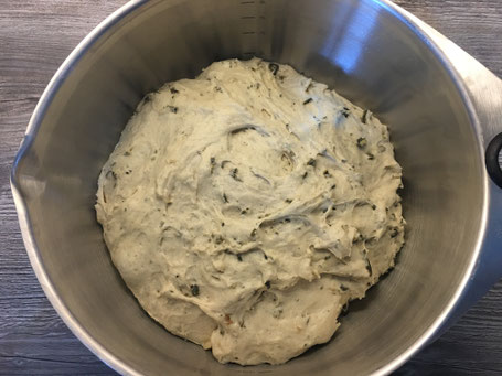 Brotteig in einer Edelstahlschüssel