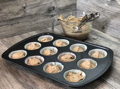 Muffin-Form mit Kuchenteig in Glasschüssel
