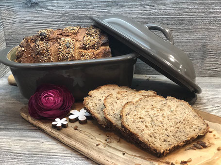 Aufgeschnittenes Brot auf Holzbrett