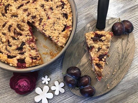 Pampered Chef Stoneware Form mit Mürbeteig und Käsefüllung und Zwetschgen