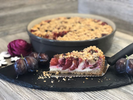 Pampered Chef Stoneware Form mit Mürbeteig und Käsefüllung und Zwetschgen