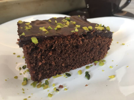 Rotwein-Kirsch-Kuchen mit Schokolasur und gehackten Pistazien