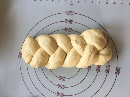Hefezopf vor dem Backen