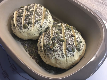 Teiglinge mit Saaten bestreut, im Ofenmeister von Pampered Chef