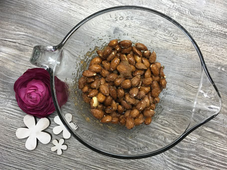 Mandeln, mit Zucker in einer Glasschüssel