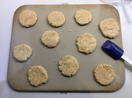 Keksteig in Prtionen auf dem Zauberstein von Pampered Chef vor dem backen
