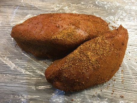 Geflügelbrust mit Gewürzen vor dem Backen