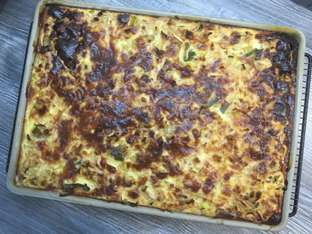 Ofenzauberer von Pampered Chef mit einem Speck-Lauchkuchen, fertig gebacken