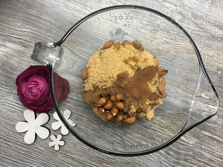 Mandeln, mit Zucker in einer Glasschüssel