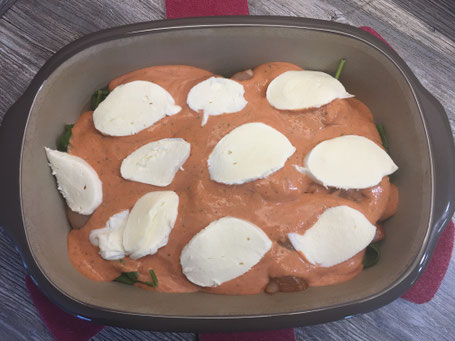 Ofenmeister mit Spinat, Hähnchen, Rahmsoße und Mozzarella