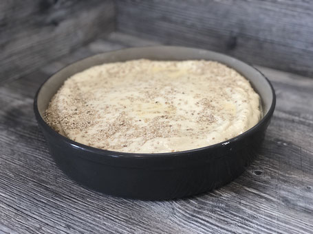Stoneware-Form rund mit deftigem Kuchen gefüllt
