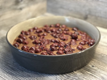 Stoneware rund mit Kuchenteig und Kirschen