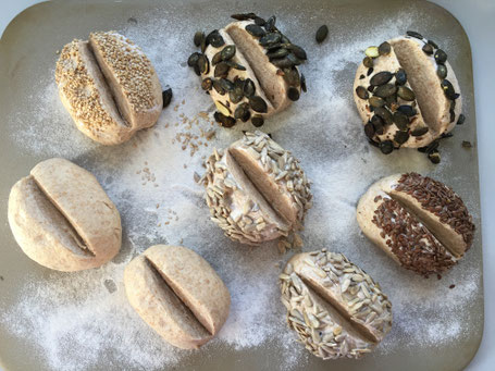 Brötchen vor dem Backen auf dem Zauberstein