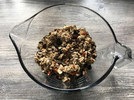 Glasschüssel mit Saatenmischung