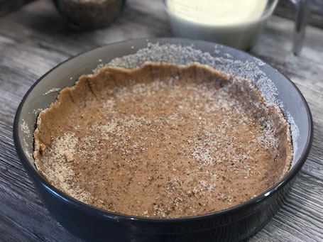 Pampered Chef Stoneware Form mit Mürbeteig gefüllt