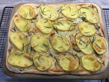 Karatoffel-Rosmarin-Pizza fertig gebacken