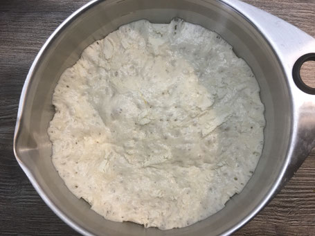 Brötchenteig in Edelstahlschüssel