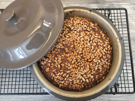 Brot fertig gebacken im runden Zaubermeister von Pampered Chef, einem Brotbacktopf
